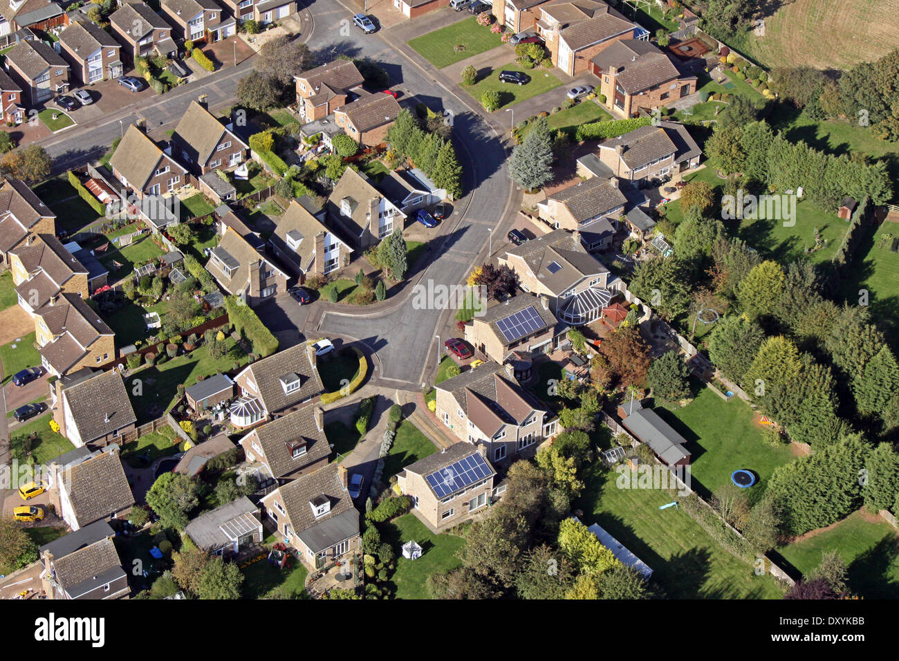Vue aérienne de l'habitation moderne avec des panneaux solaires sur le toit Banque D'Images