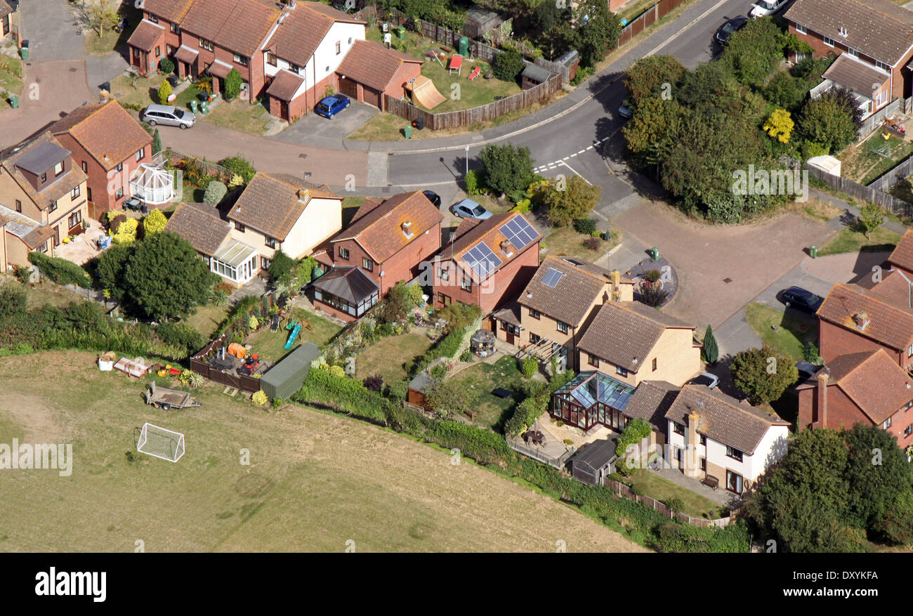 Vue aérienne de l'habitation moderne avec des panneaux solaires sur le toit Banque D'Images