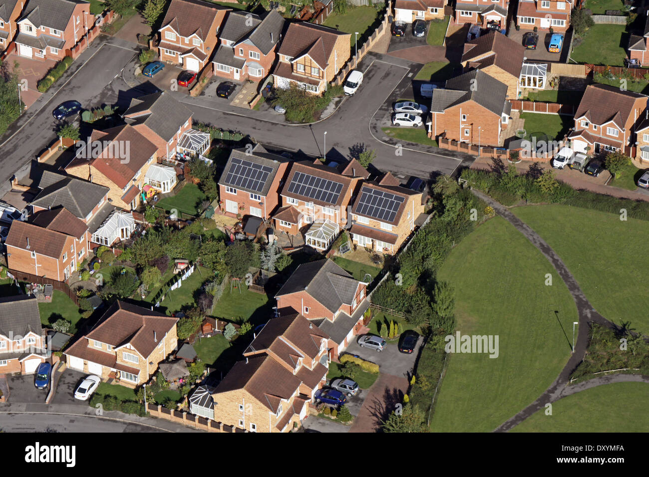 Vue aérienne de l'habitation moderne avec des panneaux solaires sur le toit Banque D'Images