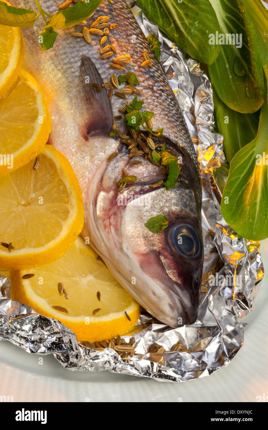 Nourriture - Loup de mer fraîche et prête pour la cuisson Banque D'Images
