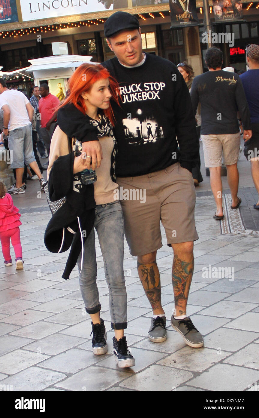 Hayley Williams de Paramore dehors et environ au bosquet avec son copain Chad Gilbert de New Found Glory la bande comprend : Hayley Williams,Tchad Gilbert Où : Hollywood California USA Quand : 20 Nov 2012 Banque D'Images