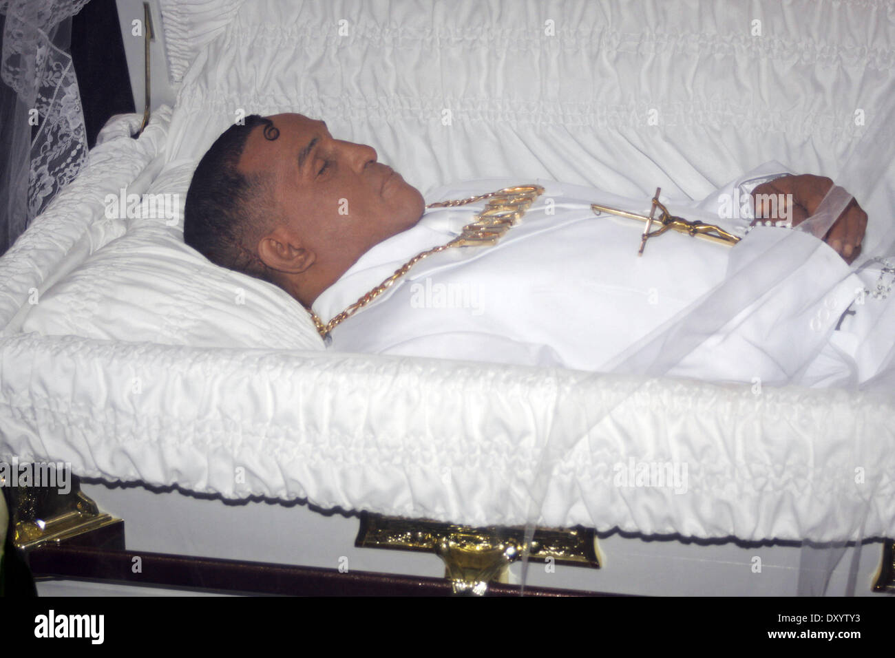 Le corps de la boxe Hector Camacho Macho légende se trouve dans la région au cours d'un service commémoratif public au ministère des Sports et des loisirs le 27 novembre 2012 à San Juan de Porto Rico. Camacho est décédé après avoir été retiré de l'appui de la vie après avoir été abattu sur No Banque D'Images
