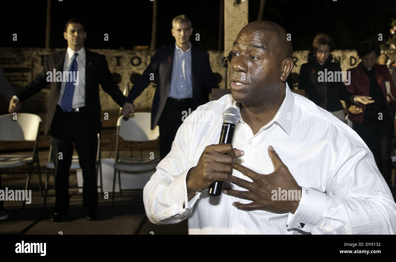 Légende NBA Earvin "Magic" Johnson s'est joint à la ville de Miami et claire à l'Alliance de la Santé Journée mondiale de lutte contre le SIDA à pied et Arbre de Vie Banque D'Images