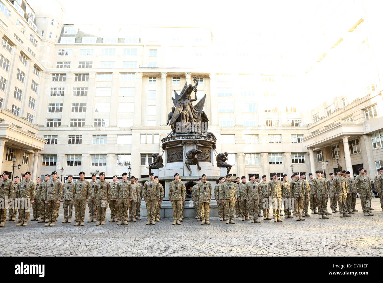 L'escadron G du 1er Royal Tank Regiment marche à travers le centre-ville de Liverpool avant de défiler au monument aux morts en échange de drapeaux après leur retour récent d'un six mois dans la région de Helmand en Afghanistan. Doté d''atmosphère où : Banque D'Images