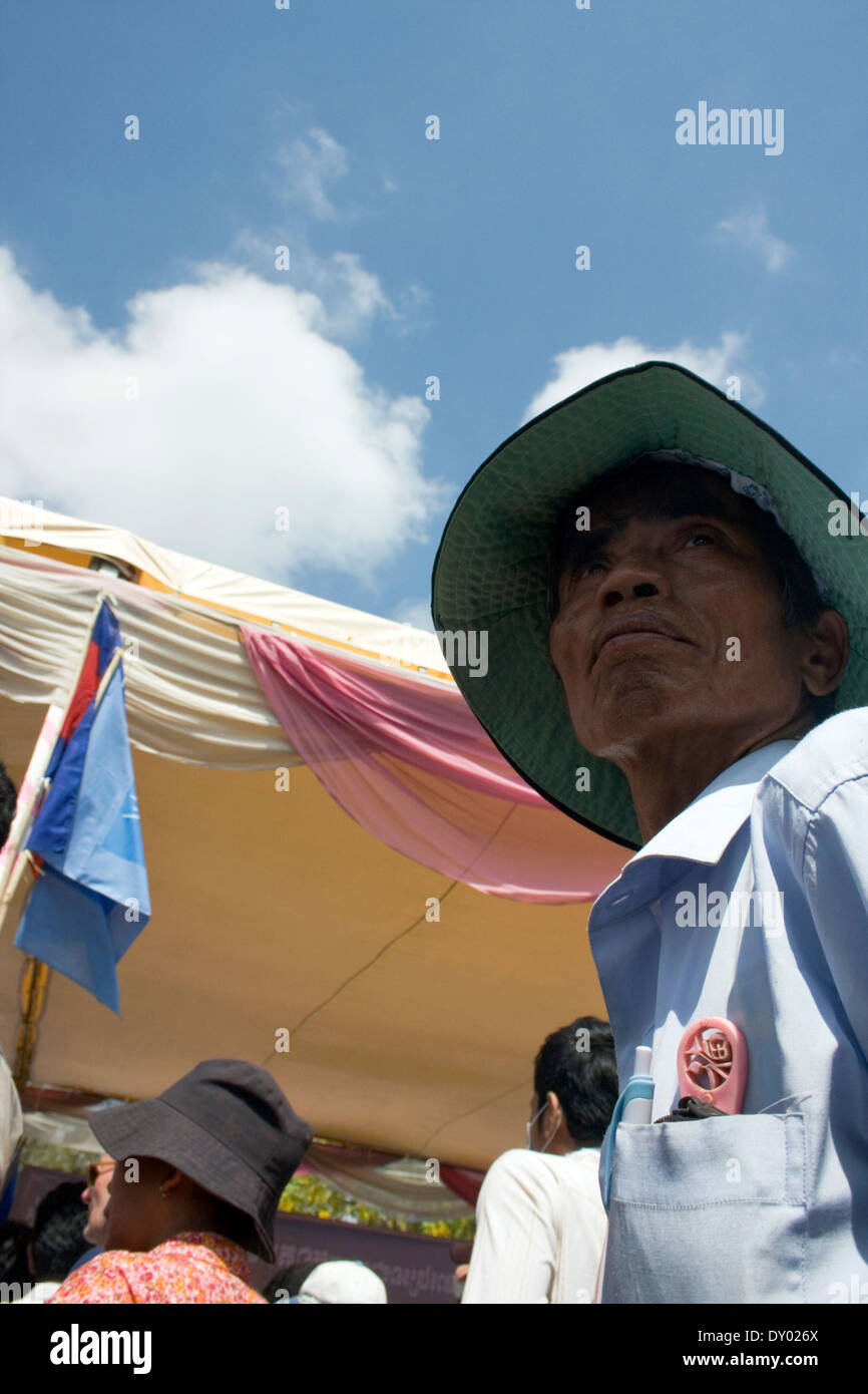 Un homme cambodgien est assister à une cérémonie qui a tué au moins 16 personnes à Phnom Penh, Cambodge. Banque D'Images