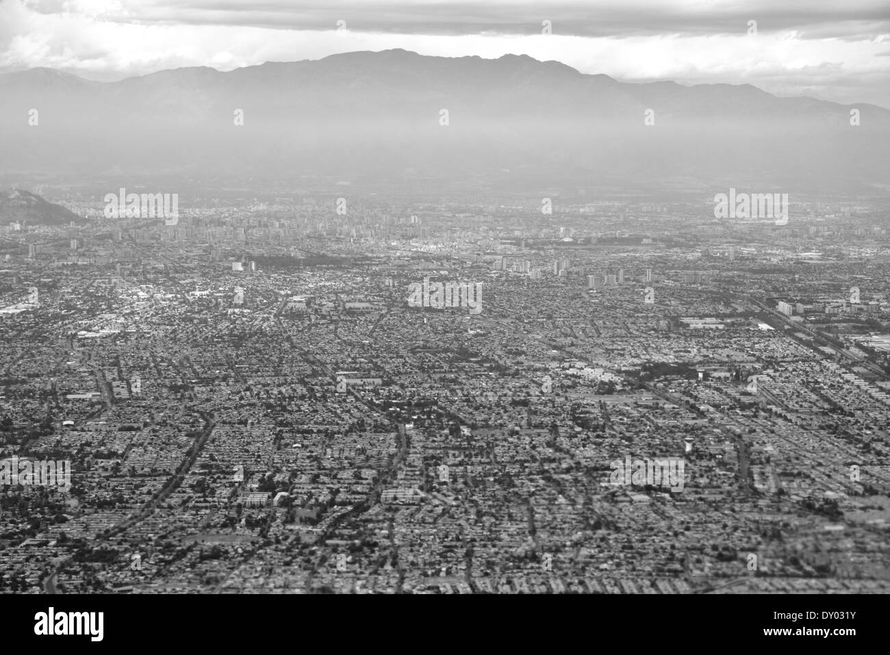 Vue aérienne de Santiago de Chili Amérique du Sud, les montagnes de Pentecôte en noir et blanc sur l'arrière-plan. Banque D'Images