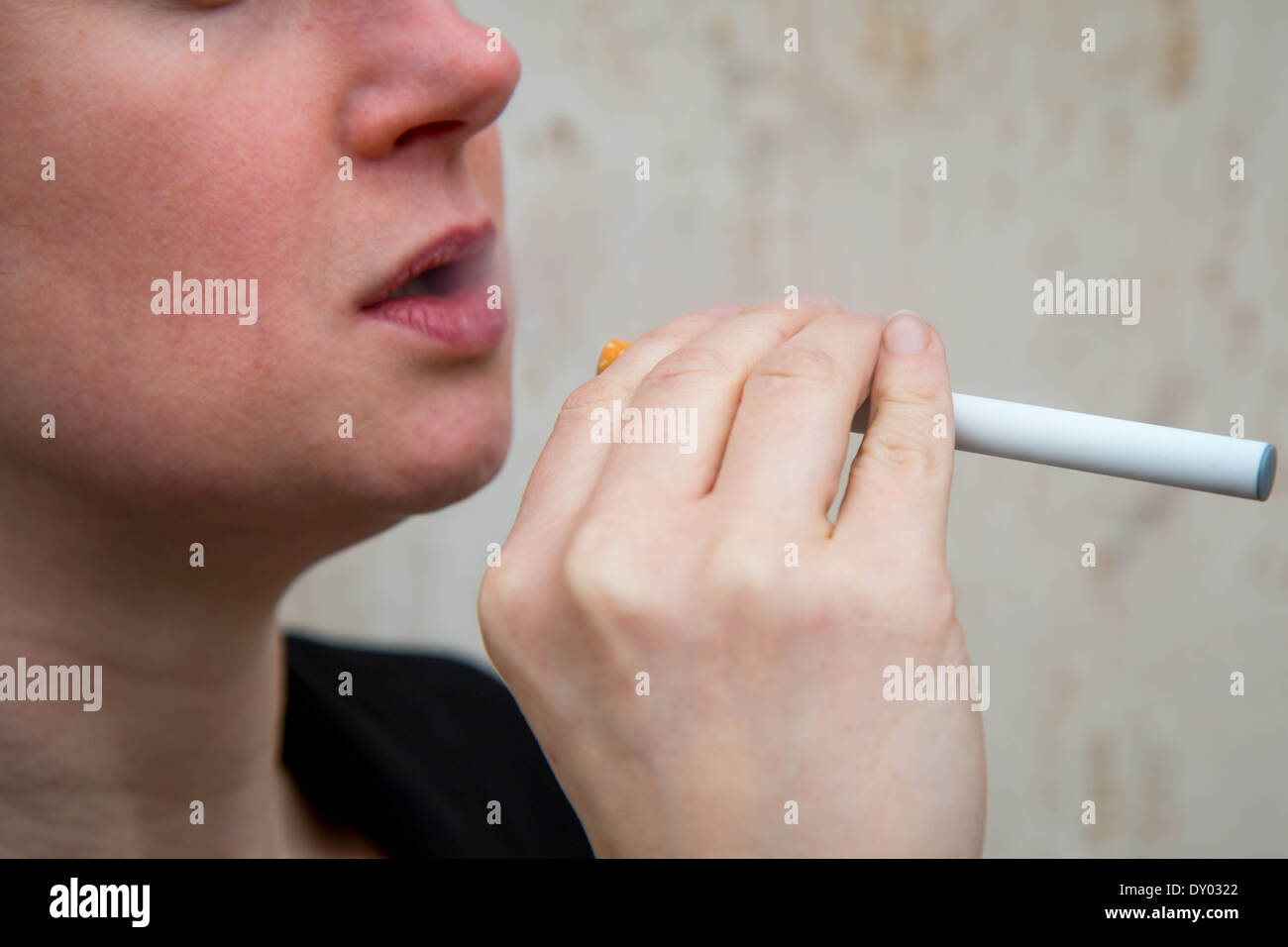 Woman smoking e cigarette Banque de photographies et d'images à haute  résolution