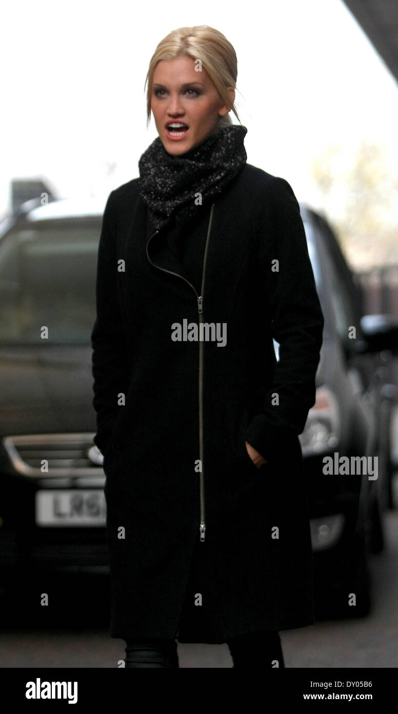 Queue de manteau noir écharpe blonde raie centrale d'hiver froid Photo  Stock - Alamy