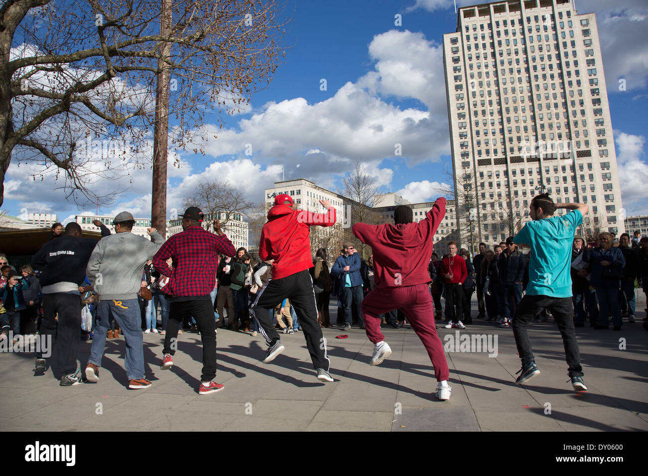 La rue King Corville effectuer un Style Gangnam street dance à un auditoire ravi sur le South Bank, Londres, Royaume-Uni. Banque D'Images