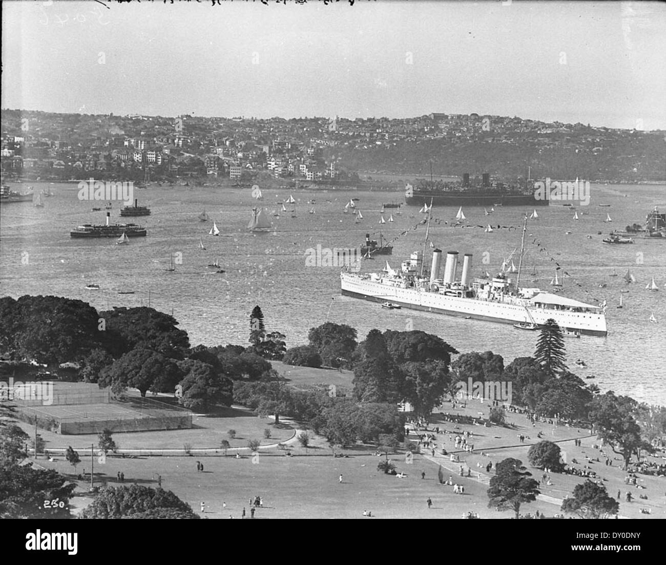 Cette photographie de Sam Hood capture l'ouverture officielle du Sydney Harbour Bridge le 19 mars 1932. Le pont emblématique, symbole de la réalisation de l'ingénierie australienne, relie les banlieues nord et sud de Sydney. Banque D'Images