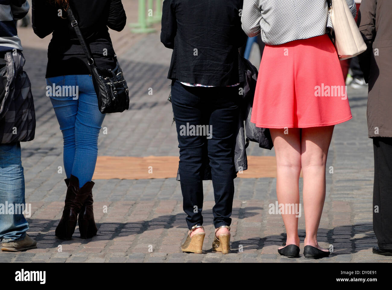 Londres, Angleterre, Royaume-Uni. Les jambes des femmes en pantalon contrasté - jupe et Banque D'Images