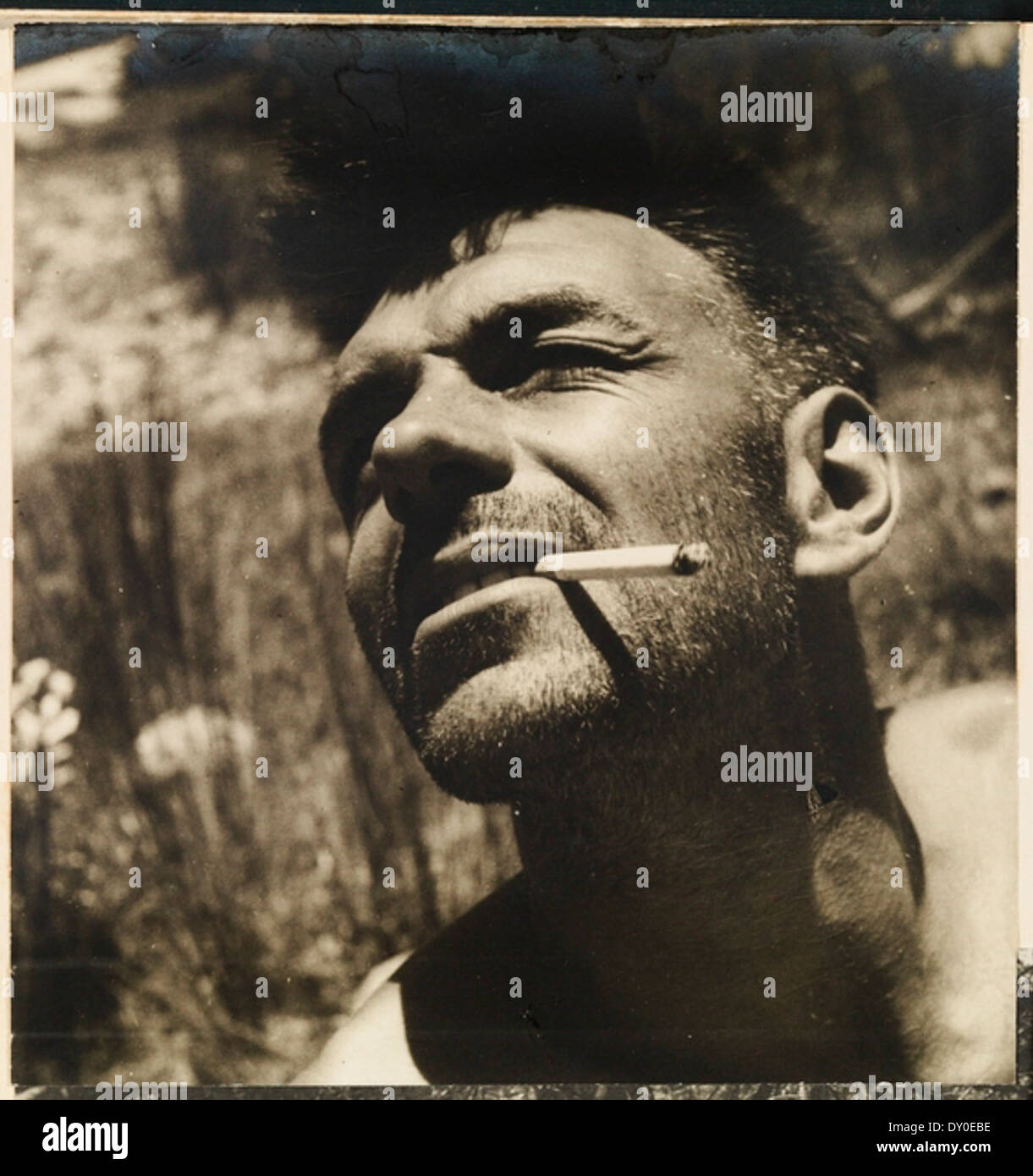 Récupération à partir de la cigarette avec Harold Camping sur Culburra Beach par Max Dupain et coton Olive Banque D'Images