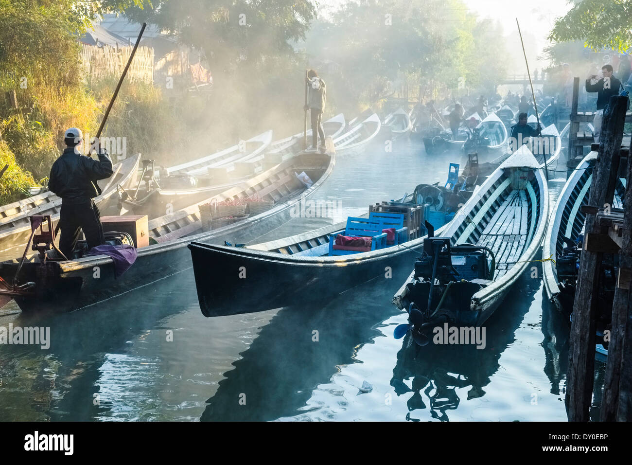 Sur un bateau long canal, Nyaung Shwe, le lac Inle, Myanmar, en Asie Banque D'Images