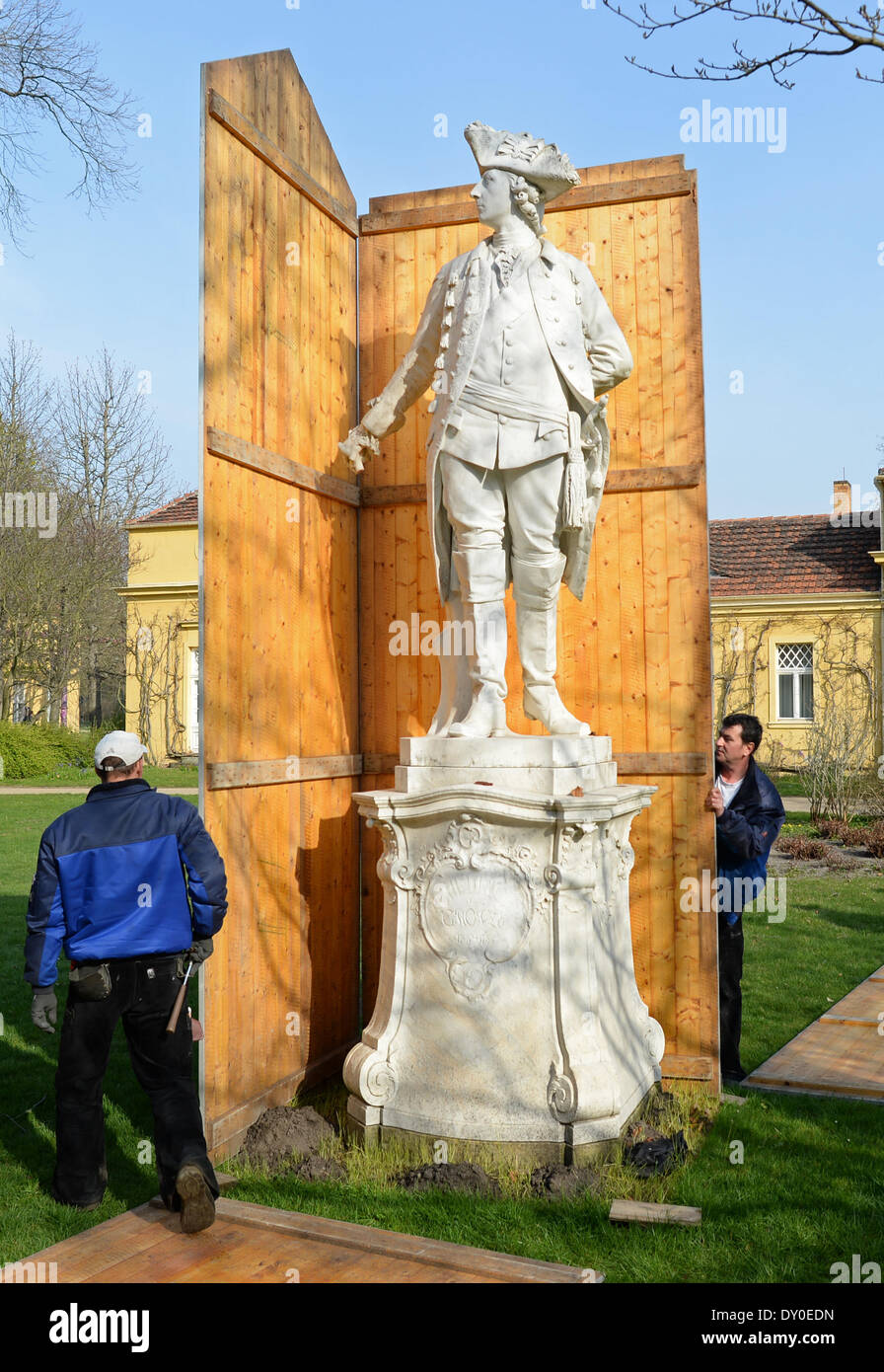 Potsdam, Allemagne. Apr 02, 2014. Déposer le boîtier en bois les travailleurs du marbre Frederick la grande statue dans le parc de Sanssouci à Potsdam, Allemagne, 02 avril 2014. Environ 200 statues de marbre à Sanssouci Park séjour dans des caisses en bois pendant les mois d'hiver, qui sont supprimés dans les prochains jours. Photo : Ralf Hirschberger/dpa/Alamy Live News Banque D'Images