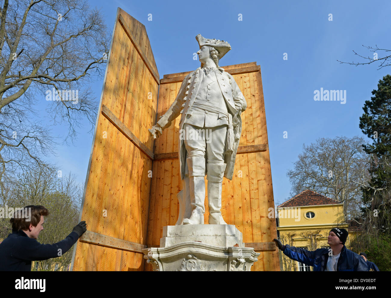 Potsdam, Allemagne. Apr 02, 2014. Déposer le boîtier en bois les travailleurs du marbre Frederick la grande statue dans le parc de Sanssouci à Potsdam, Allemagne, 02 avril 2014. Environ 200 statues de marbre à Sanssouci Park séjour dans des caisses en bois pendant les mois d'hiver, qui sont supprimés dans les prochains jours. Photo : Ralf Hirschberger/dpa/Alamy Live News Banque D'Images