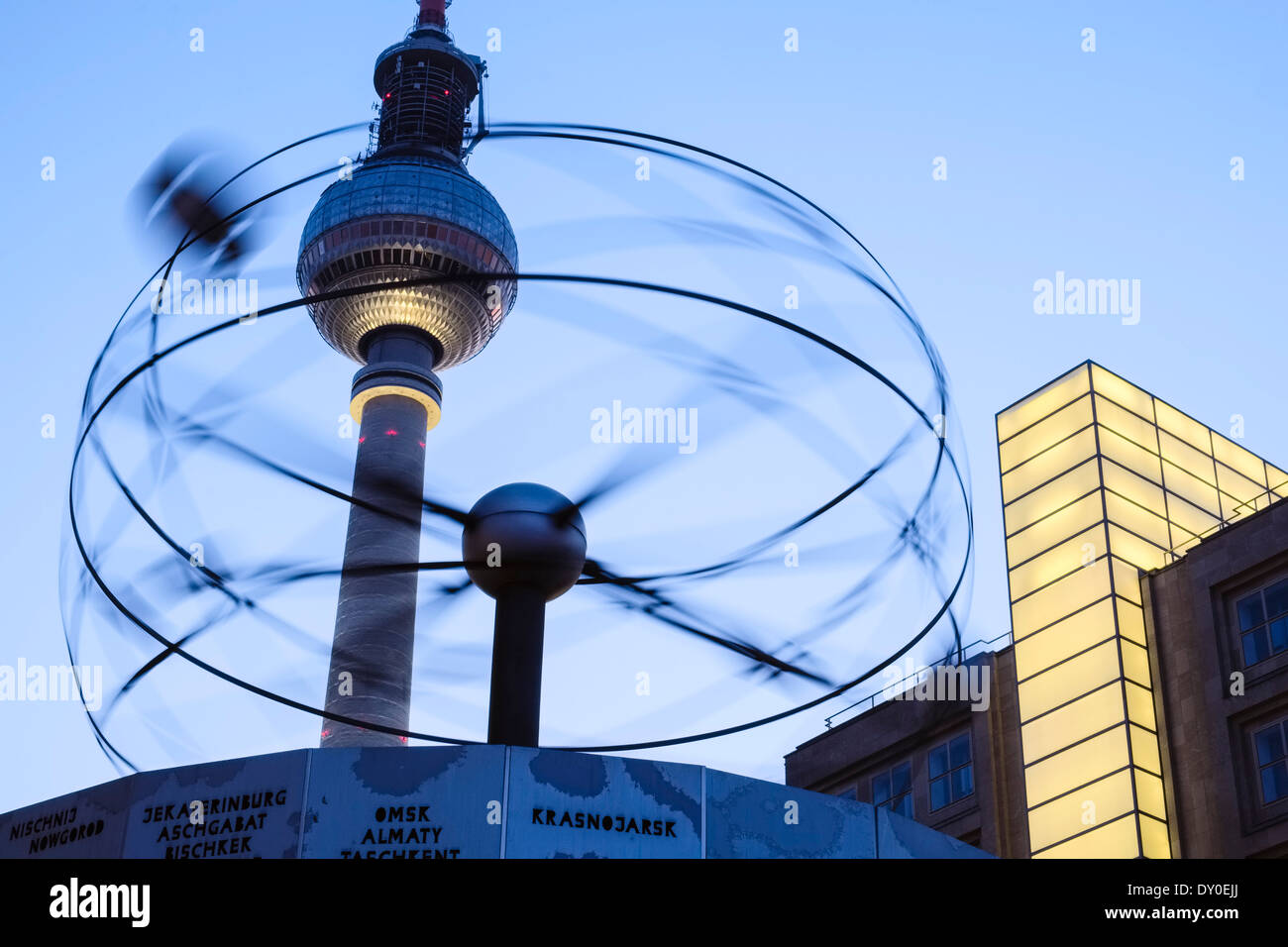 L'Horloge mondiale devant Fernsehturm, la tour de télévision, Berlin, Allemagne Banque D'Images