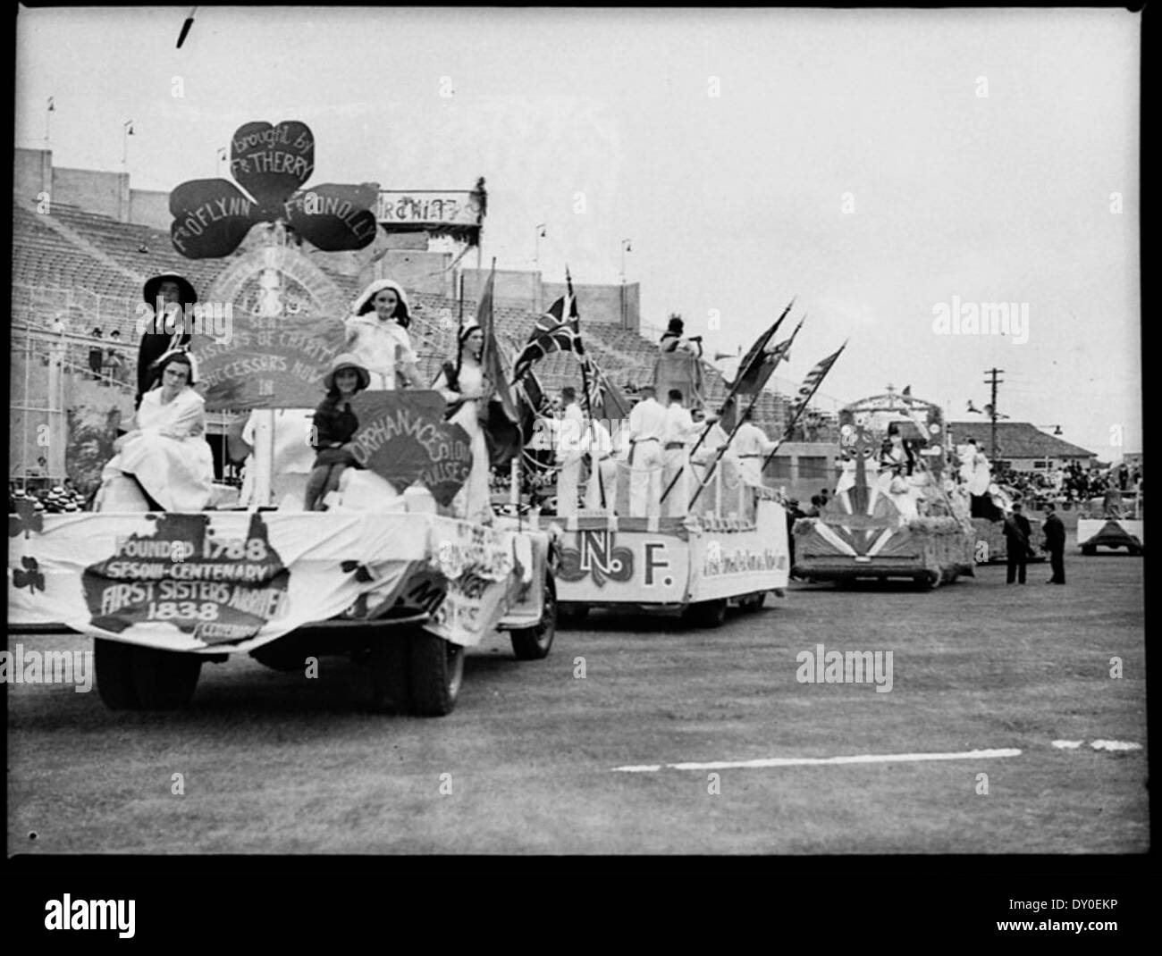 Une photographie de Sam Hood, datant de 1938, représentant l'événement sportif de la Fête Patrick au Showground. L'image met en évidence diverses activités sportives et célébrations organisées à Sydney à l'occasion de cette occasion culturelle. Banque D'Images