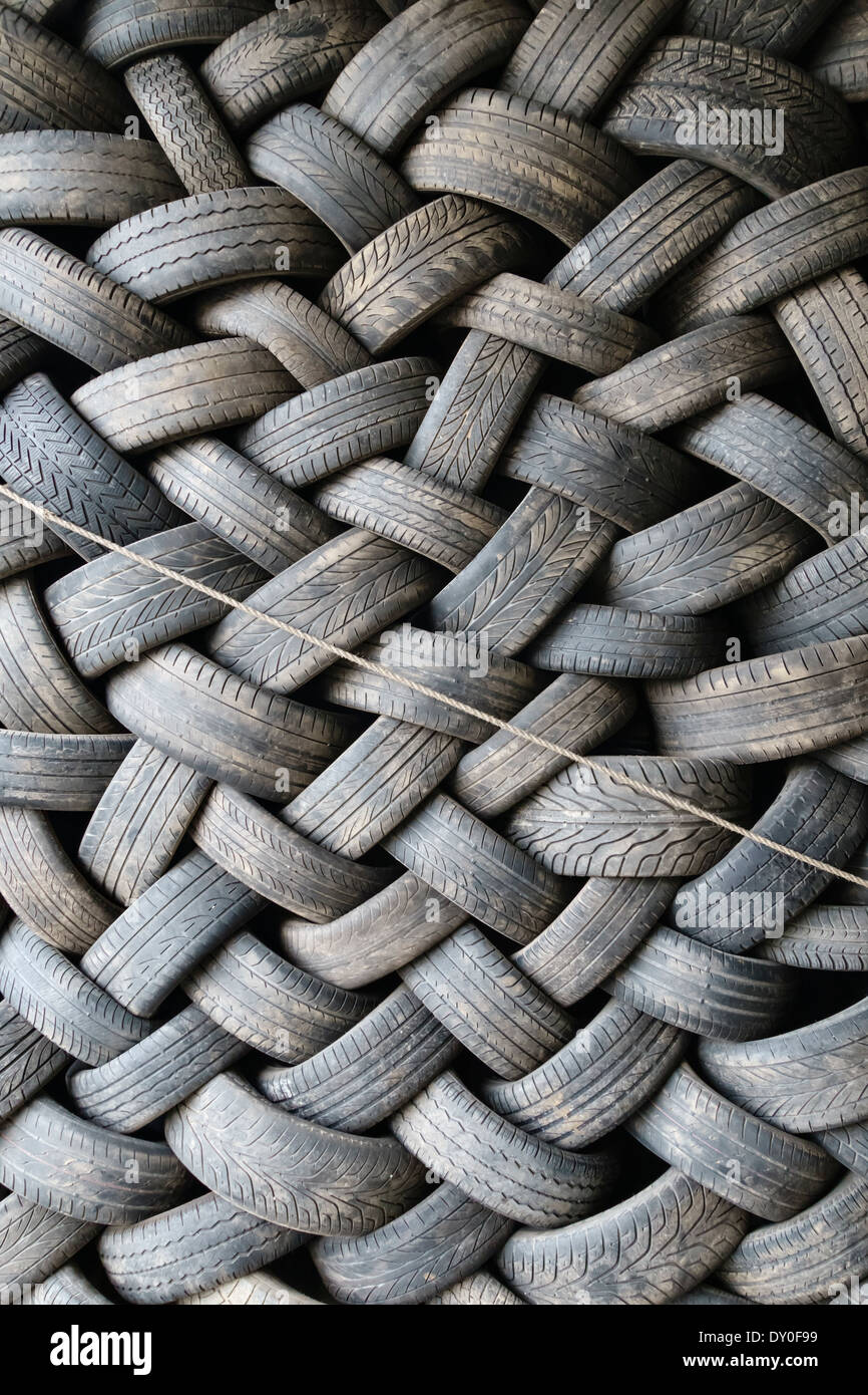 Une pile de pneus de voiture d'occasion en attente de recyclage, Royaume-Uni Banque D'Images