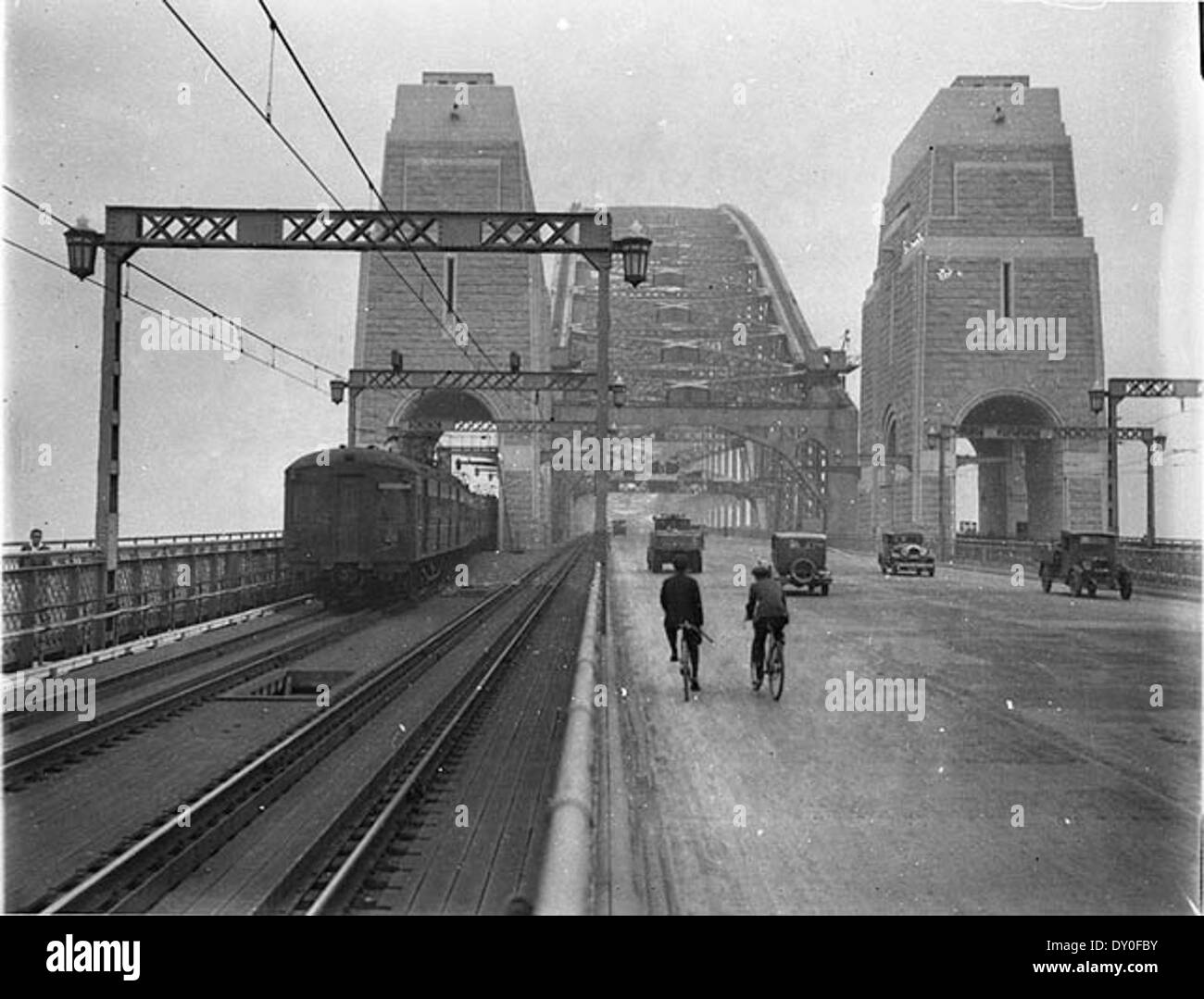 Premières voitures et trains Voyage Sydney Harbour Bridge, mars 1932 / Sam Hood Banque D'Images