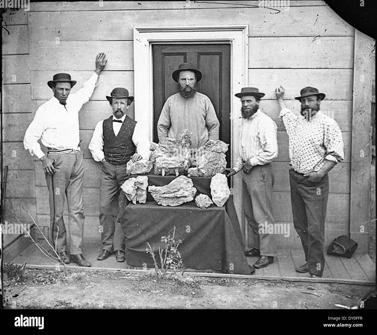 B.o. holtermann (2e de gauche), richard ormsby kerr (centre) et beyers (2e à partir de la droite), avec reef gold de star d'espoir mine, 1871-1875 / American & australasian photographic company Banque D'Images