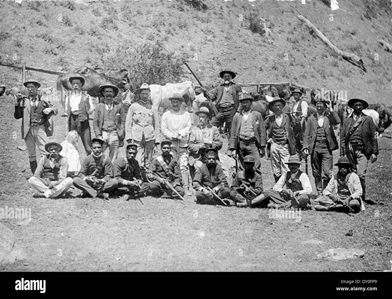 La chasse pour le gang de Bush du gouverneur. Une position de policiers montés, de trackers autochtones et de bénévoles de district. Jimmy & Joe Governor ont été aperçus à Steartistique Brook le 12 septembre 1900 - Steward Brook, Nouvelle-Galles du Sud / par UN C Jackson Banque D'Images