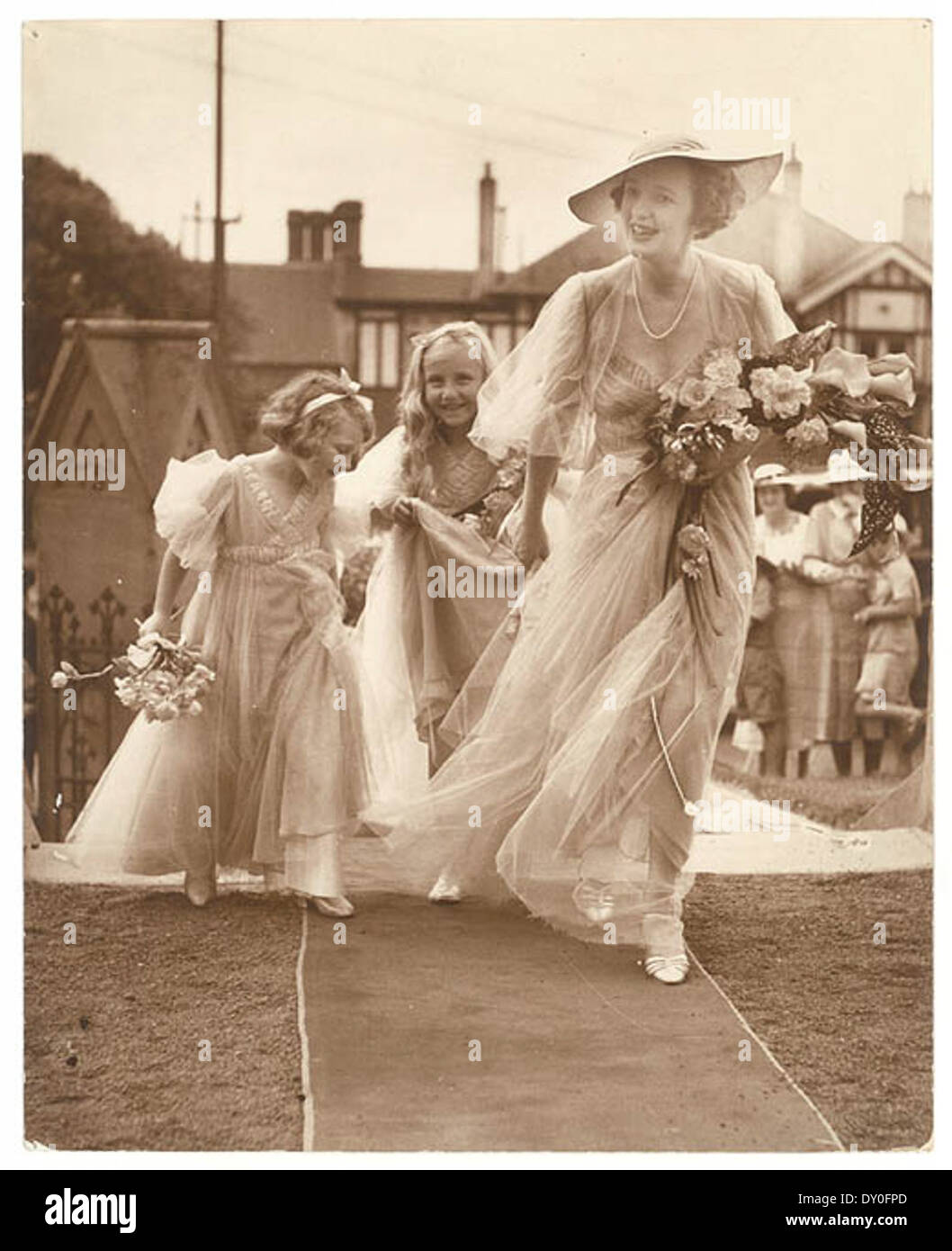 Deux bouquetières et de demoiselle d'entrer dans l'église, Saint Marks, Darling Point, c. 1930 par Sam Hood Banque D'Images