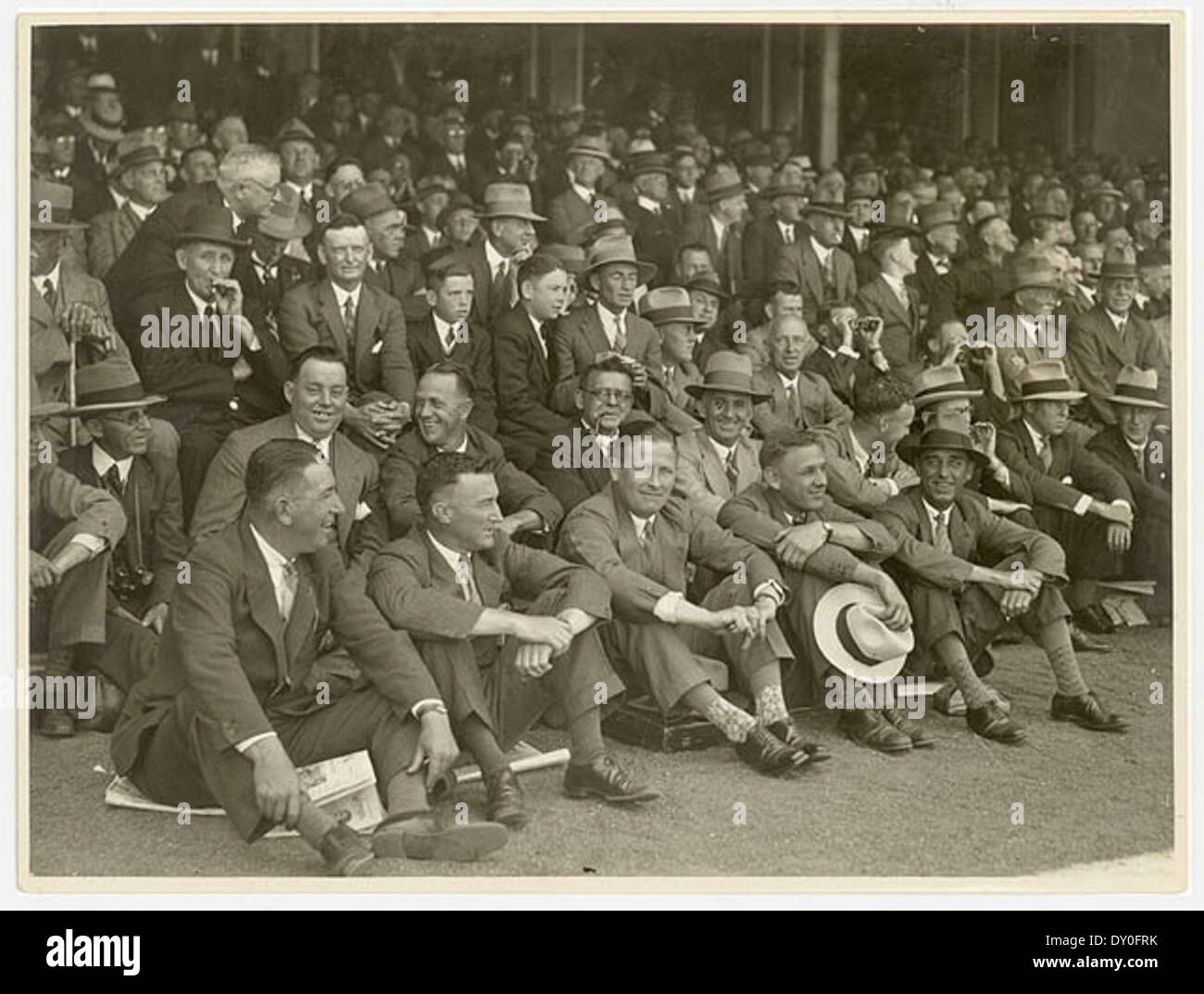 A Packed Members se tient au Sydney Cricket Ground pendant le test match 1932-33 entre le 2 et le 7 décembre. L'image capture la foule excitée et l'atmosphère historique de l'événement. Banque D'Images