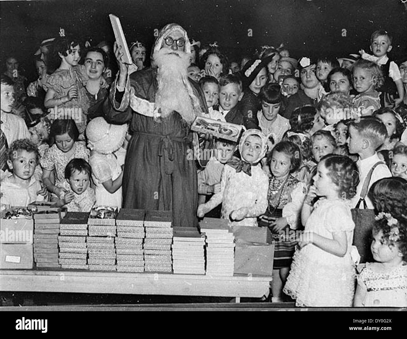 Une photographie de la fête de Noël des enfants de la station de radio 2CH au Trocadéro de Sydney le 22 décembre 1936. L'événement, mettant en vedette le Père Noël, est un instantané nostalgique des célébrations des fêtes et des événements communautaires à Sydney des années 1930. Banque D'Images