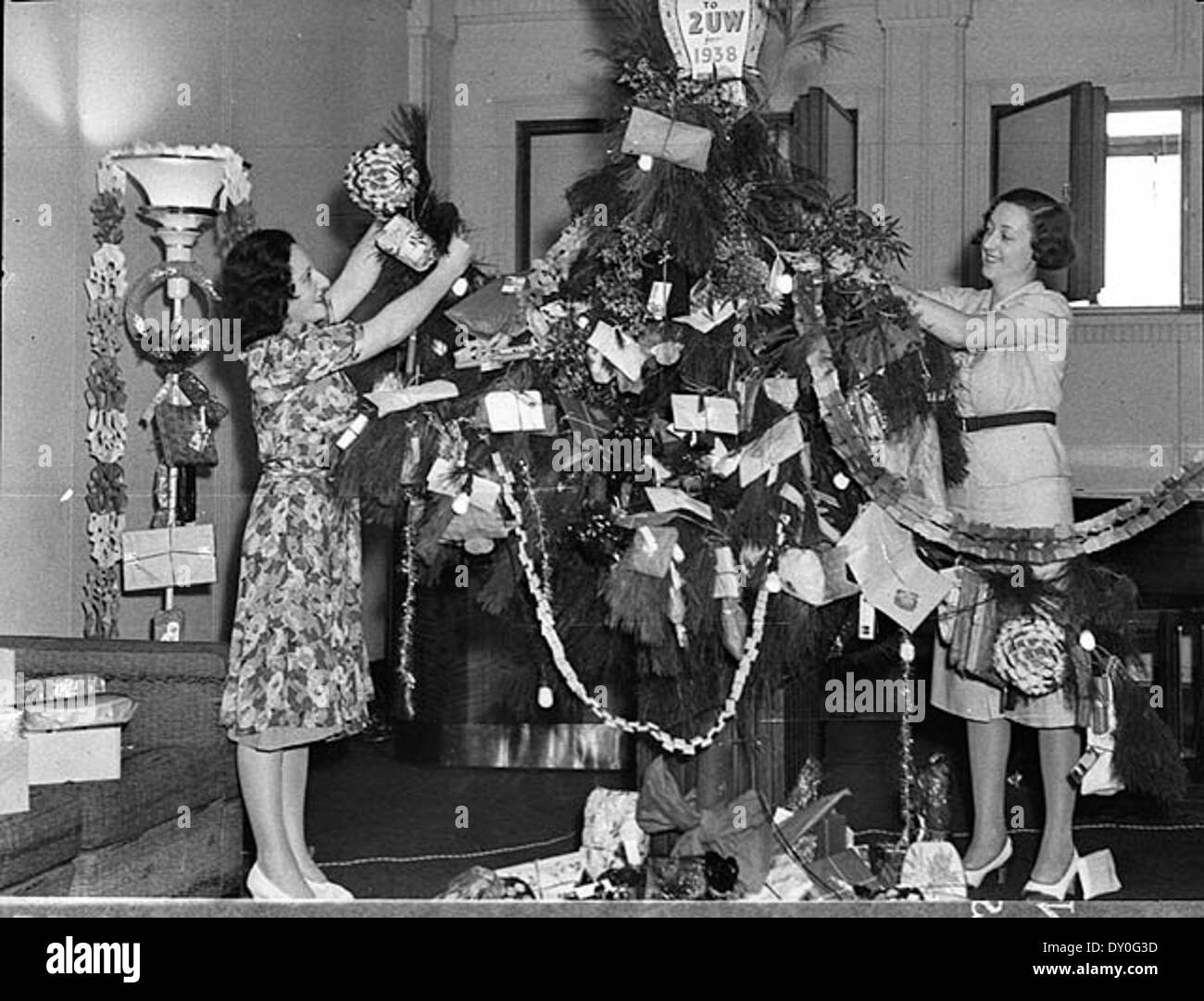 Cette photo prise par Sam Hood le 24 décembre 1937 montre un sapin de Noël installé dans le studio de la station de radio 2UW à Sydney, capturant l'ambiance festive avec des décorations et des lumières. Banque D'Images