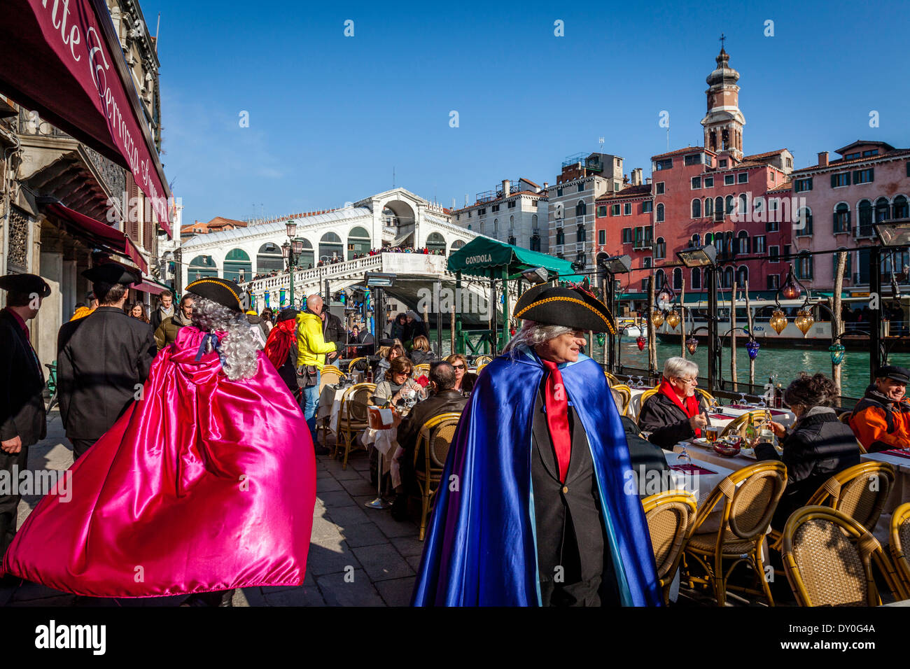 Serveurs en costumes de carnaval, restaurant Al Fresco par le pont du Rialto, Venise, Italie Banque D'Images