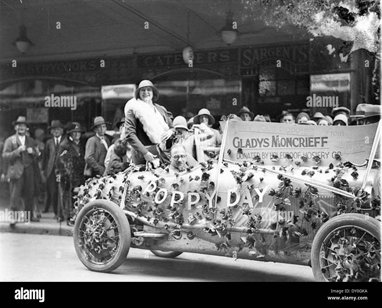 Gladys Moncrieff rides un coquelicot-laden float, donnés par Holeproof Hosiery Company, 11 Nov 1927-1930 / par Sam Hood Banque D'Images