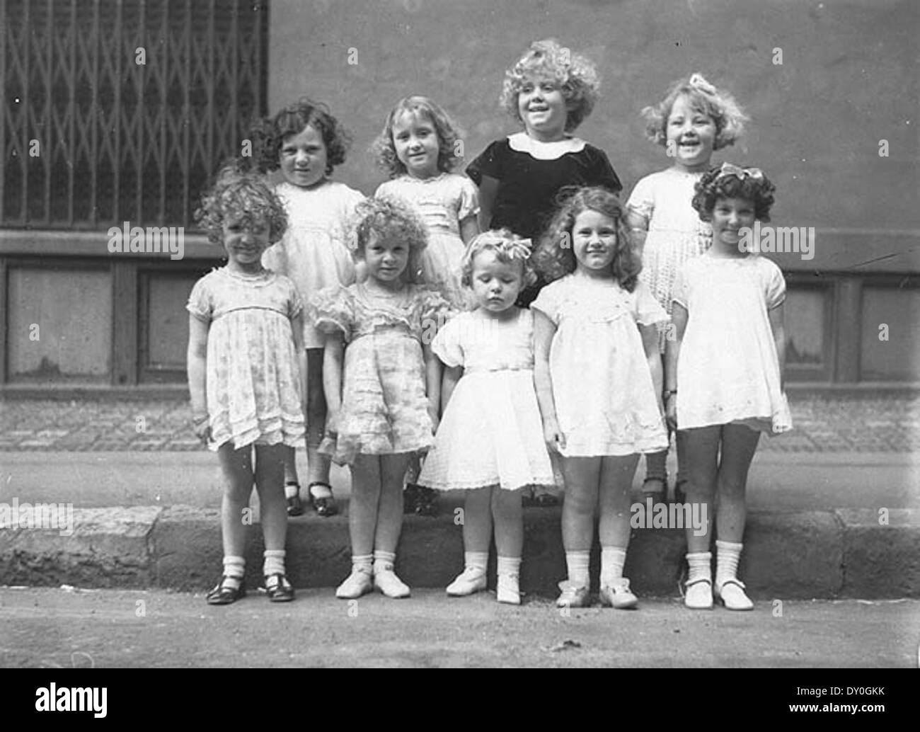 Une photographie de Sam Hood en 1934 montrant neuf filles dans un concours de Shirley Temple, organisé par Fox films et le Daily Telegraph à Sydney. Sybil Frédéric de Marrickville a remporté le premier prix de £100. Banque D'Images