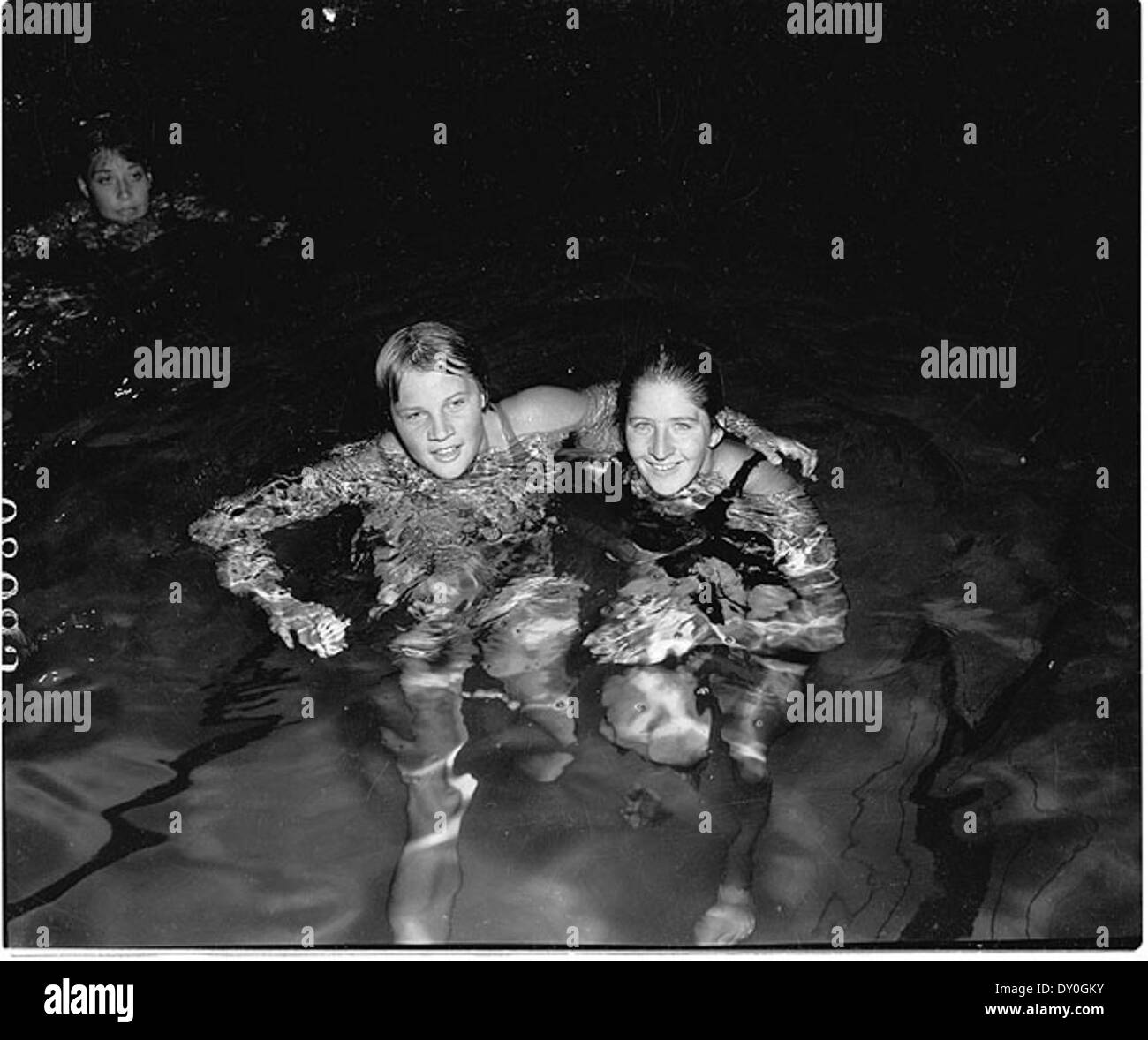Dawn Fraser et Ilsa Konrads aux championnats nationaux de natation et aux essais olympiques d'Australie, North Sydney Olympic Pool, 27 février 1960, où les plus grands records du monde ont été enregistrés dans la piscine à une rencontre, à cette époque / Jack Hickson Banque D'Images