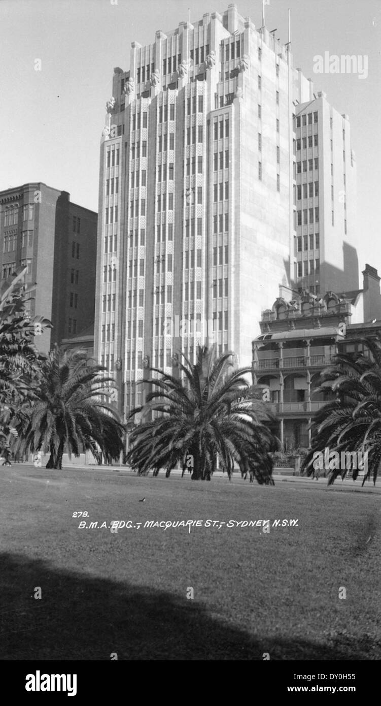 Le BMA Building, situé sur la rue Macquarie à Sydney, a été conçu par l'architecte Samuel Wood et achevé entre 1928 et 1932. Cette photographie met en valeur le style architectural Art déco, reflétant les tendances du design du début du XXe siècle en Australie. Banque D'Images