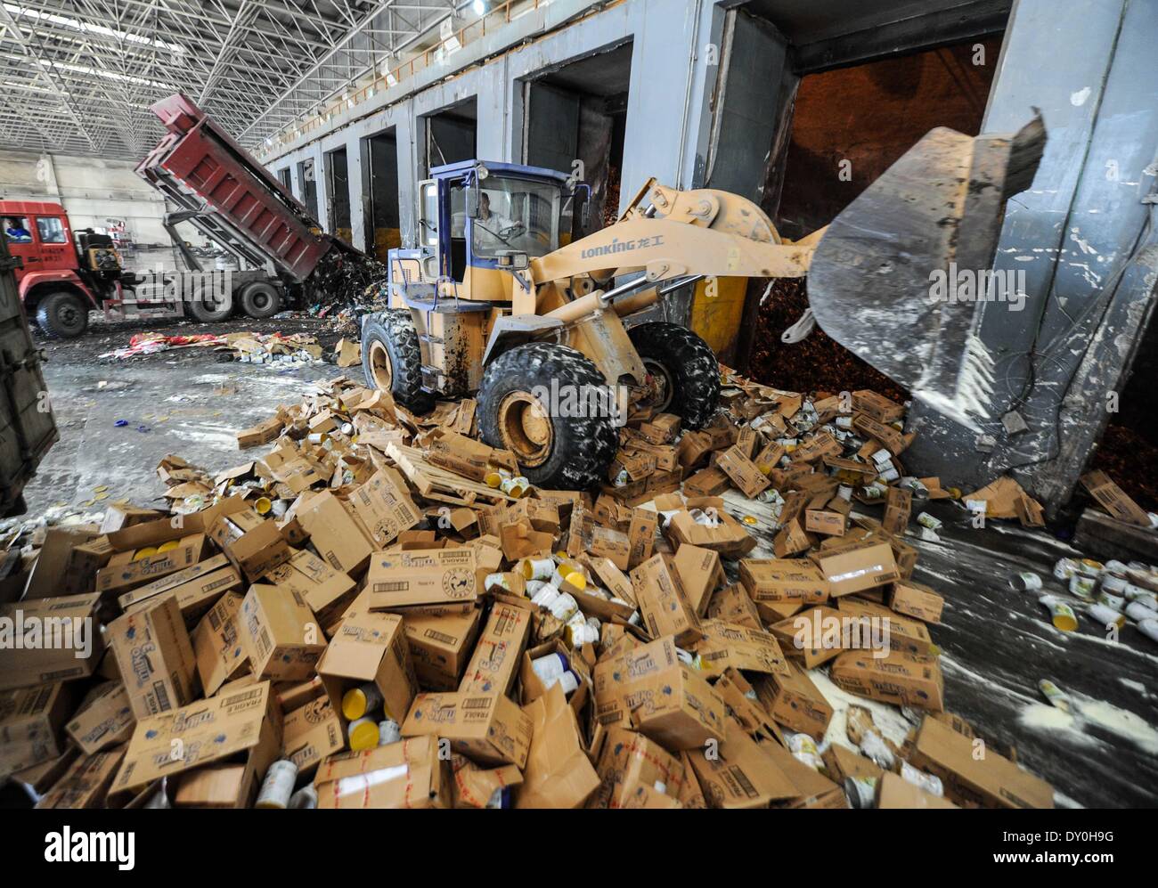 (140402) -- BEIJING, 2 avril 2014 (Xinhua) -- des travailleurs d'une entreprise d'incinération se préparent à brûler une cargaison de Oz Milko avec les dates d'expiration altéré à Beijing, capitale de Chine, le 2 avril 2014. Un total de 31 000 canettes de Oz Milko, une préparation pour nourrissons, ont été brûlées le mercredi dans une action lancée par l'incinération Beijing Entry-Exit Inspection and Quarantine Bureau, parce que leurs dates d'expiration avait été ouvert. À partir du 1er avril 2014, importé les produits de préparation pour nourrissons sont également tenus d'avoir leurs étiquettes chinois directement imprimées sur leurs plus petits s Banque D'Images