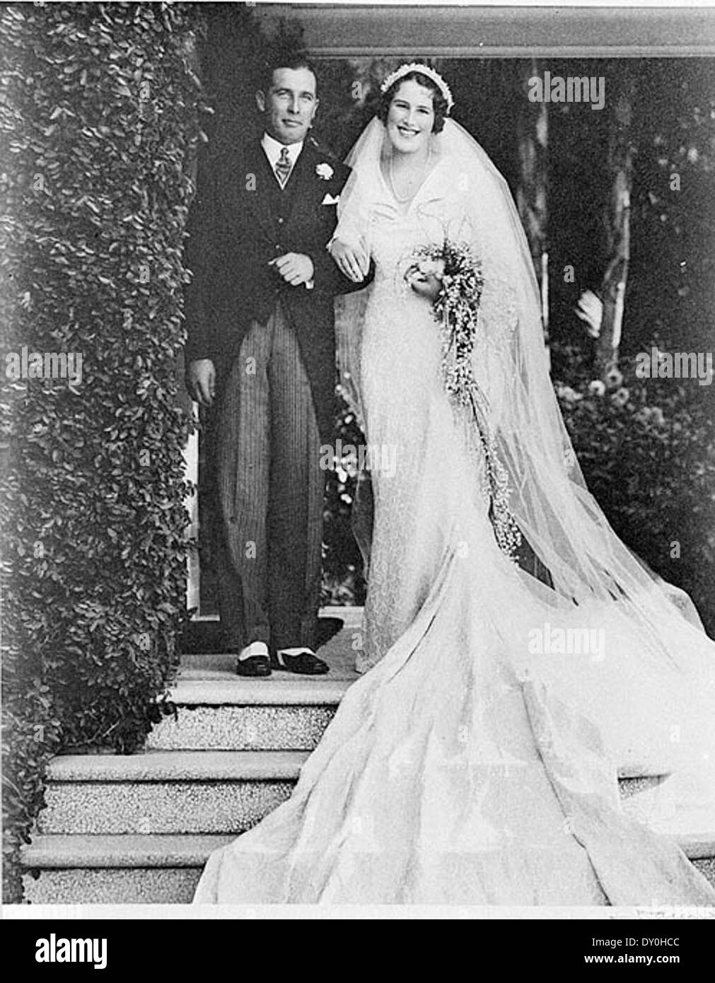 Cette photo de mariage montre James Ashton et Irene Anderson lors de leur cérémonie à l'église St Mark, Darling point, Sydney, le 1935 mars. Il capture le couple dans une tenue de mariage traditionnelle, marquant un moment important dans leur vie. Banque D'Images