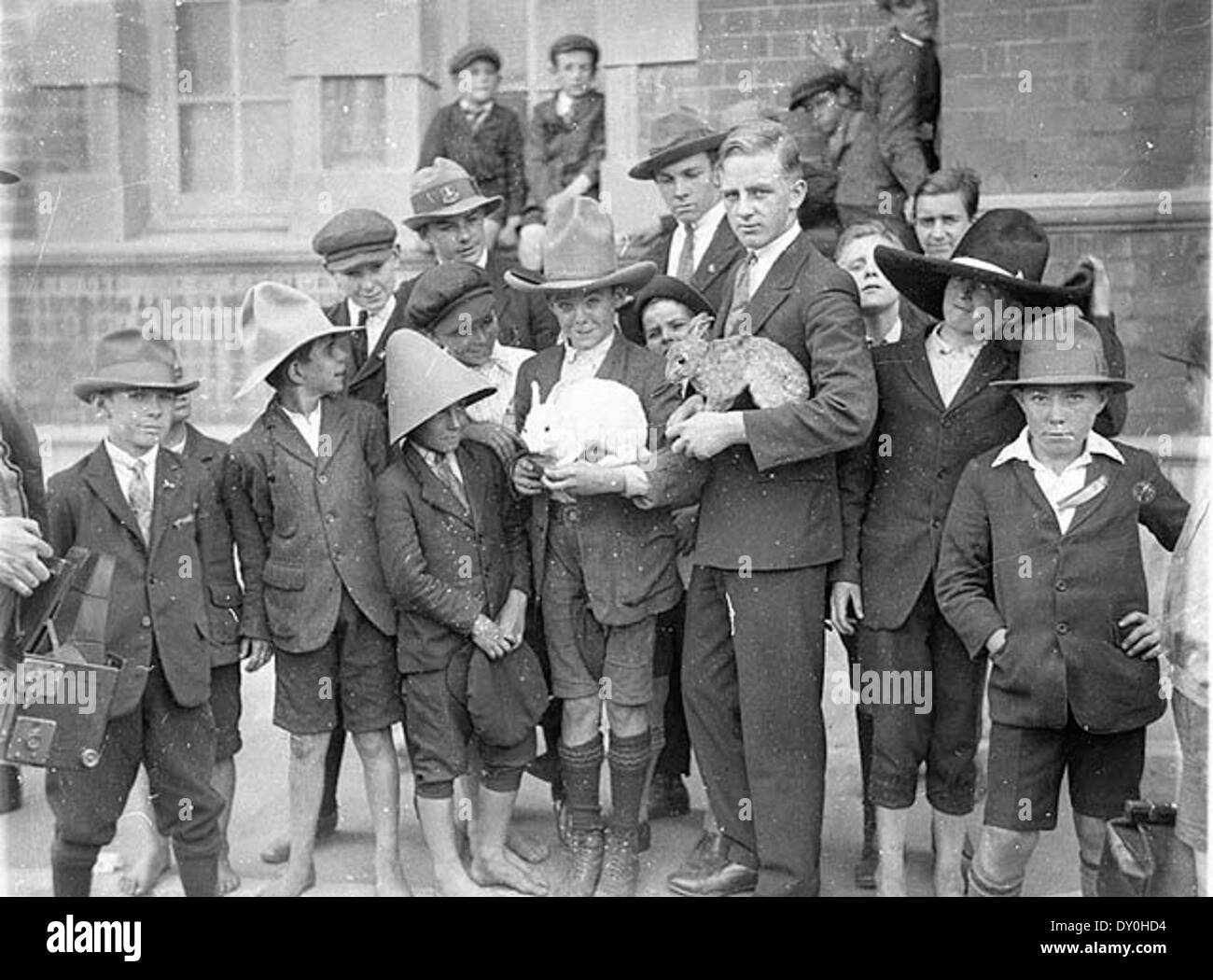 Rue fort collégiens étant montré fourrure de lapin de chapeau de feutre, 1927 / Sam Hood Banque D'Images
