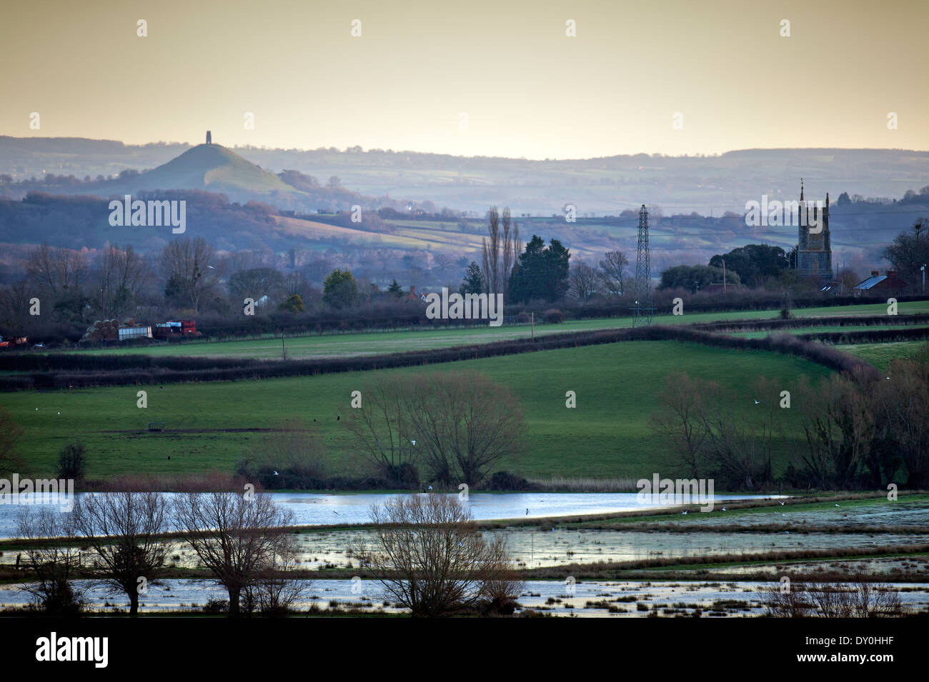 Vue de Tor de Glastonbury sur les champs inondés des Somerset Levels avec l'église de Saint Michel en Othery UK Mars 2014 Banque D'Images