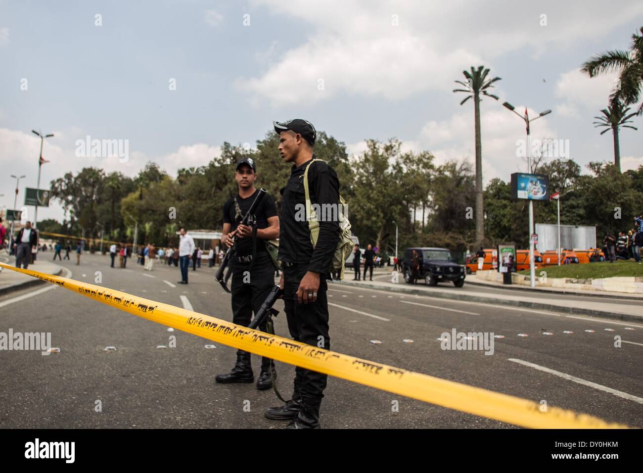 Le Caire, Égypte. 2ème apr 2014. Les forces de sécurité égyptiennes montent la garde à l'explosion à l'extérieur du site de l'Université du Caire, Egypte, 2 avril 2014. Une troisième explosion a frappé le mercredi à l'extérieur de l'Université du Caire, l'un des plus éminents et des plus anciennes universités en Egypte, après avoir laissé un souffles jumeaux haut fonctionnaire de police tués et cinq autres policiers blessés dans le même secteur d'Etat, Nile TV signalés. Credit : Amru Salahuddien/Xinhua/Alamy Live News Banque D'Images