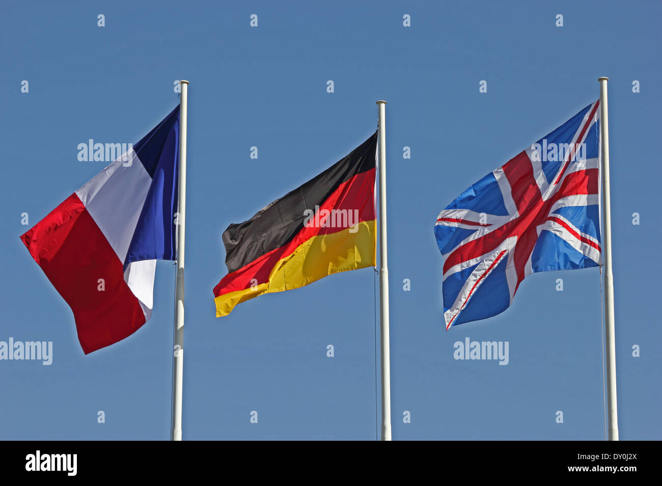 Francais Allemand Et Britannique Drapeaux Battant Contre Le Ciel Bleu Photo Stock Alamy