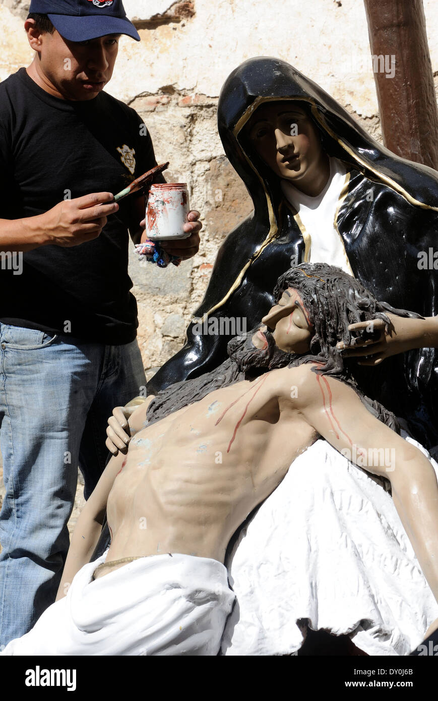Un artisan fraîchit des chiffres de Jésus et de Marie pour les processions dans Semana Santa, la Semaine Sainte, à Antigua. Banque D'Images