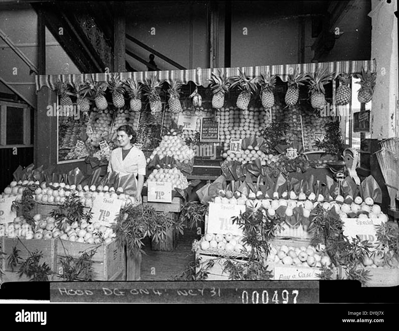 Grace Brothers fruit compteur, Broadway, Sydney, mai 1941, par Sam Hood Banque D'Images