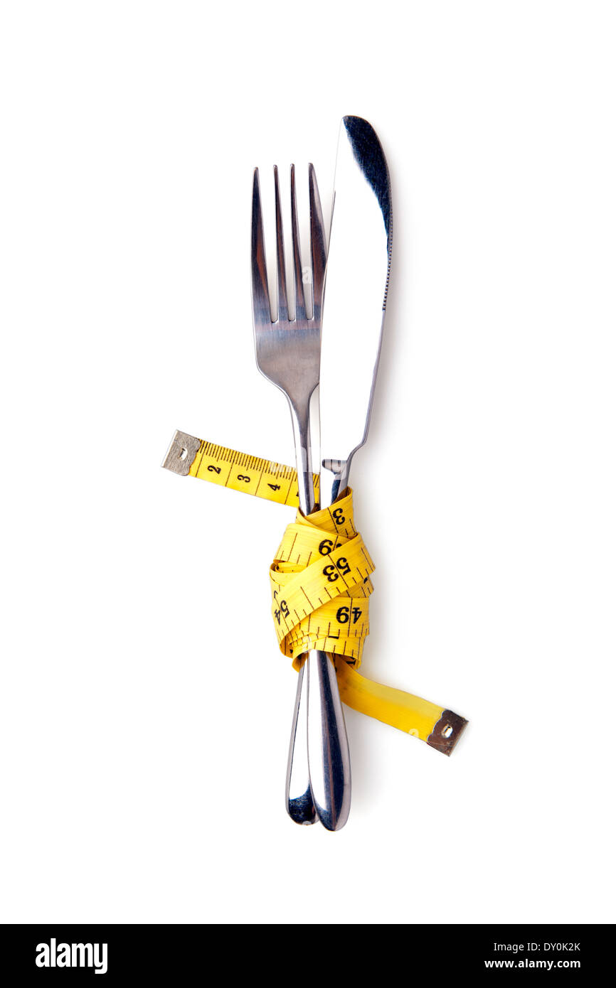 Ruban à mesurer sur une fourchette et couteau - isolated over white Banque D'Images