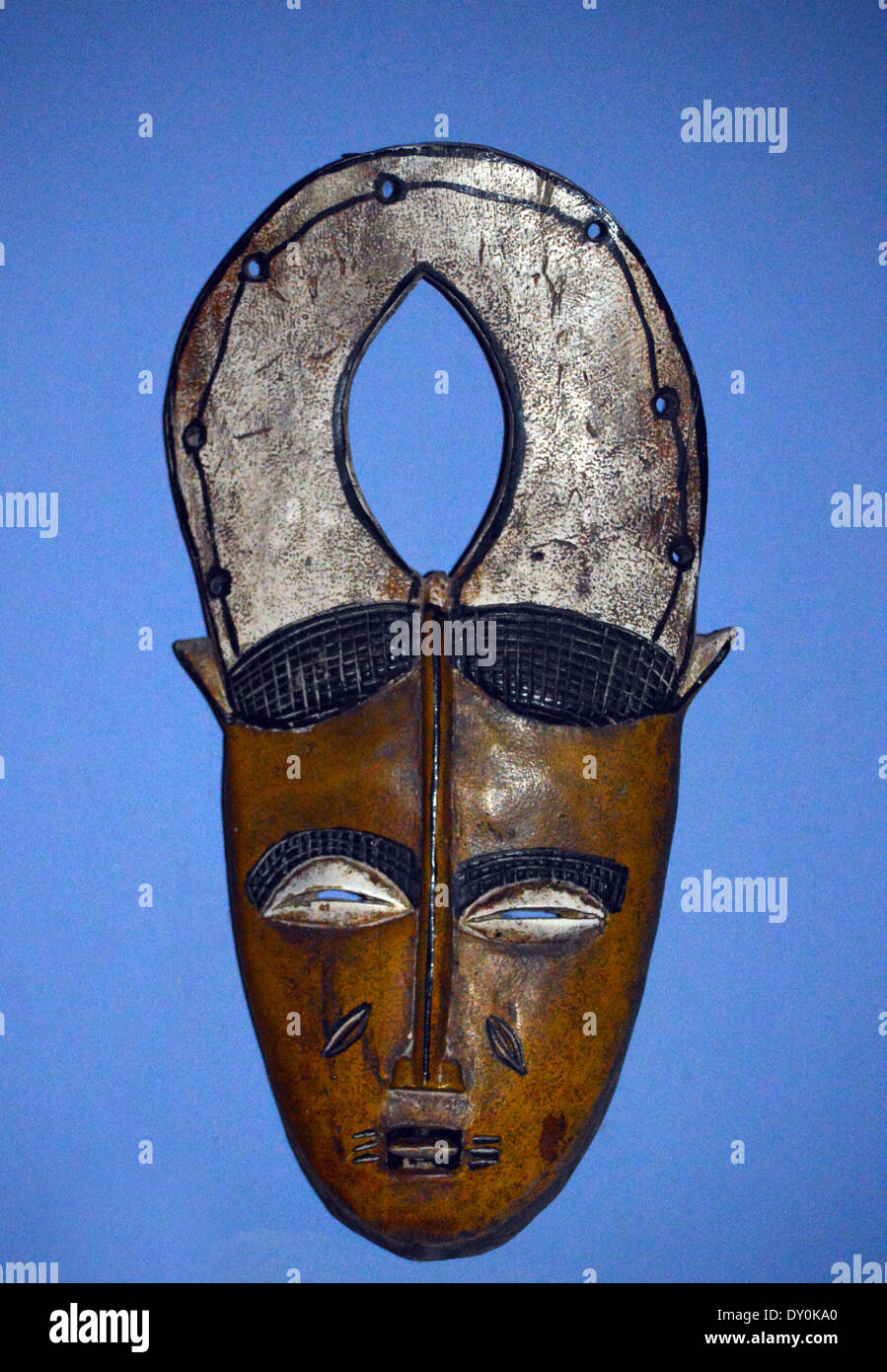 En Bois sculpté traditionnel masque Tribal Africain sur fond bleu sur l'affichage dans le bar de l'hôtel Riu Touareg au Cap Vert Banque D'Images