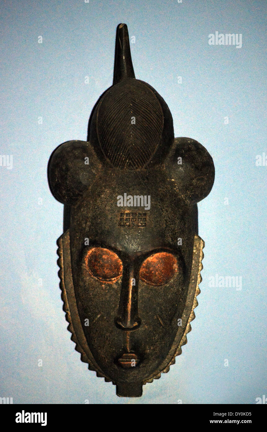 En Bois sculpté traditionnel masque Tribal Africain sur fond bleu sur l'affichage dans le bar de l'hôtel Riu Touareg au Cap Vert Banque D'Images