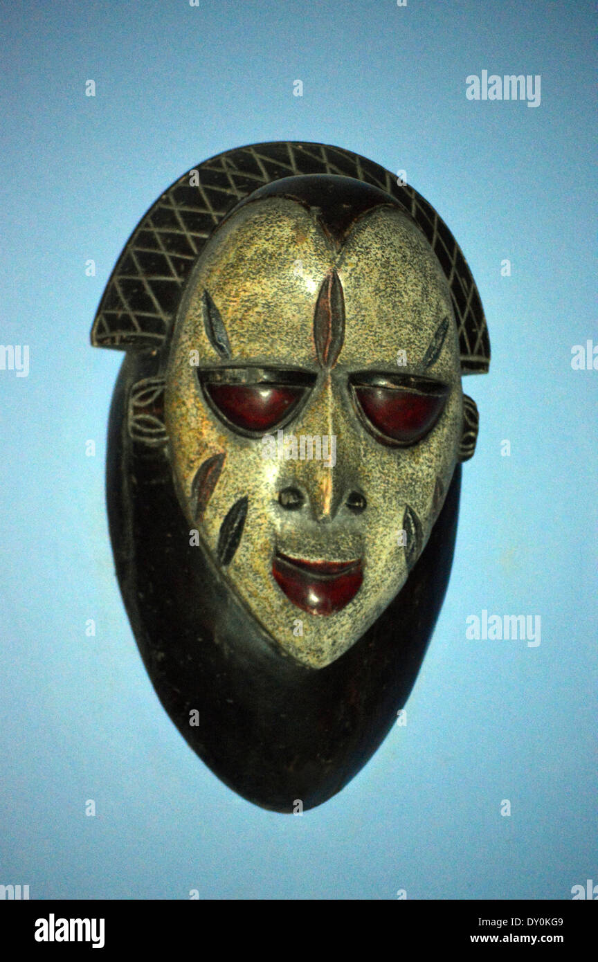 En Bois sculpté traditionnel masque Tribal Africain sur fond bleu sur l'affichage dans le bar de l'hôtel Riu Touareg au Cap Vert Banque D'Images