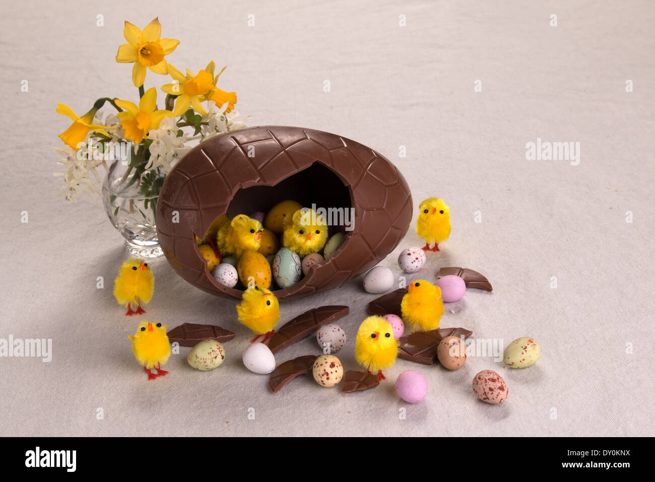 Les poussins de Pâques jouet entre les oeufs de Pâques au chocolat Photo  Stock - Alamy