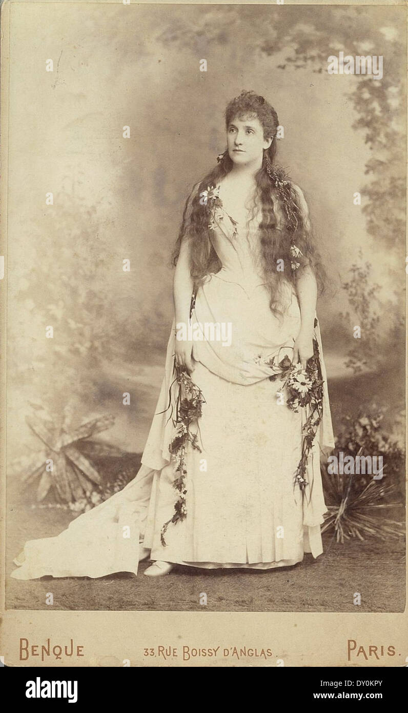 Nellie Melba, l'une des sopranos les plus célèbres de la fin du XIXe siècle, est capturée ici en tant qu'Ophélie dans l'opéra Hamlet d'Ambroise Thomas dans cette photographie de Benque de 1889-1890. L'image capture sa représentation dramatique du personnage tragique. Banque D'Images