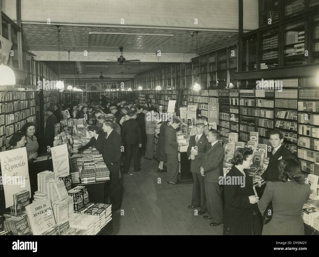 Intérieur de libraires Angus & Robertson, Castlereagh Street, Sydney, 1946 / photographe Bradford Pty Ltd Banque D'Images