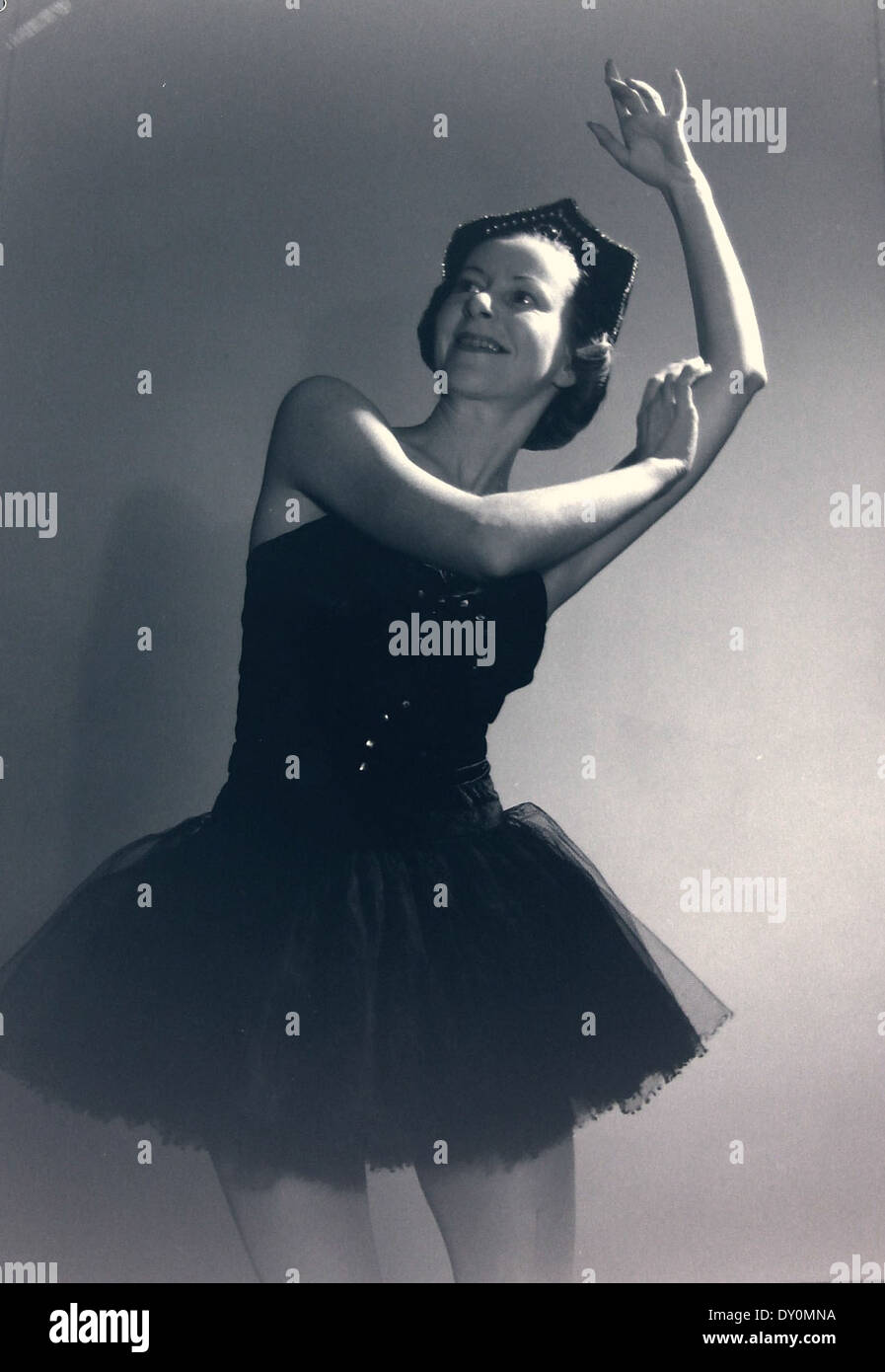 Alison Lee, nom de scène Helene Lineva et star du Ballet russe original, 1939-1940, posant en studio, Sydney / photographe Max Dupain Banque D'Images
